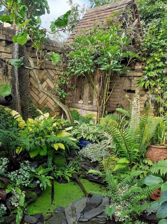 Brick detail wall in tropical style garden