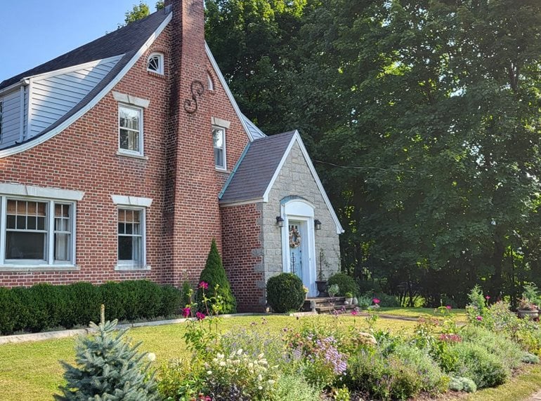 Connecticut home and garden border